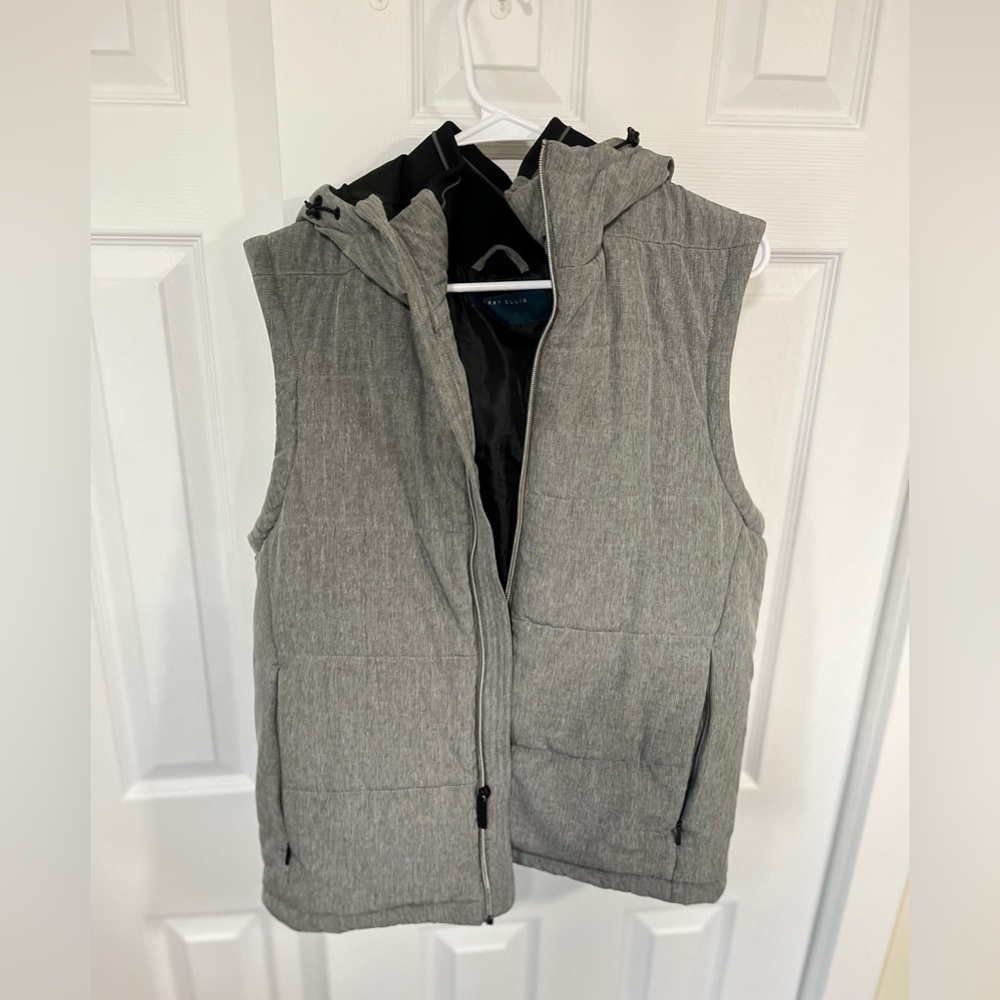 Grey Size M Perry Ellis Lightly Padded Outdoor Vest. Perfect for Fall temps.